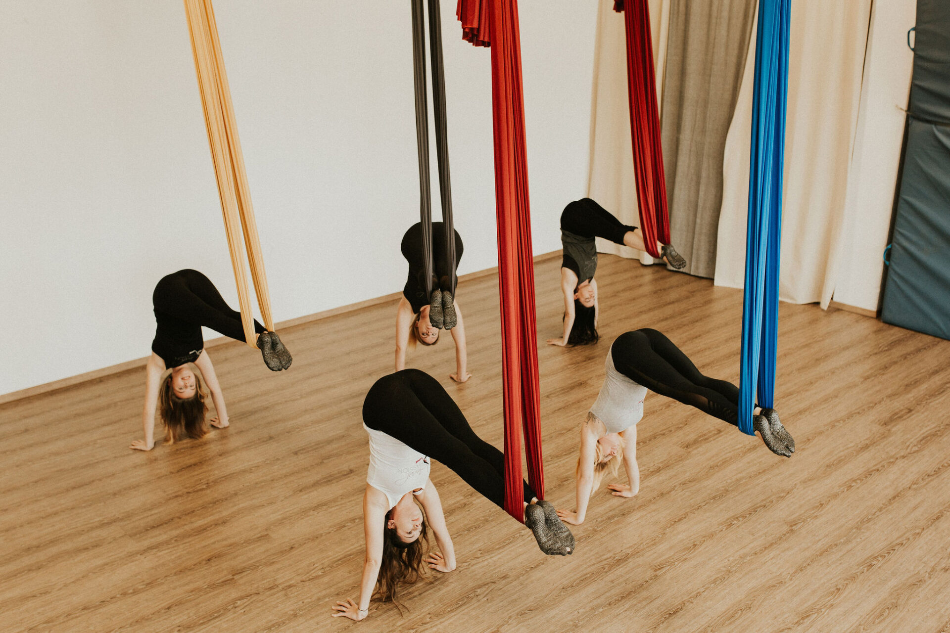 Aerial Fitness – Stärke deinen Körper mit einzigartigem Training im Tuch. Jetzt Kursangebot entdecken!