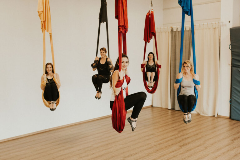 Mache ein effektives Ganzkörpertraining bei unseren Aerial Fitness und Pilates Kursen.